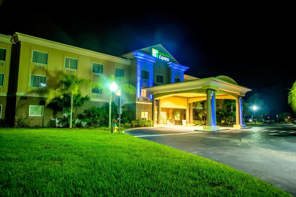 Holiday Inn Express Hotel & Suites Cocoa an IHG Hotel Main image 1